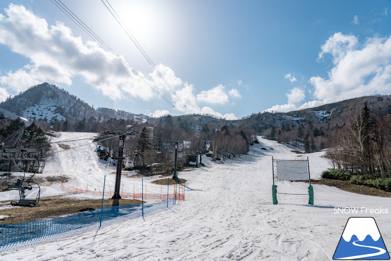 富良野スキー場｜60周年となった2022-2023シーズンの営業は、5月3日（水）まで。融雪が進む中でも懸命のゲレンデ作り…。ありがとう、富良野スキー場！